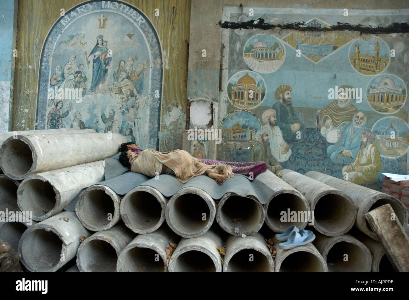Obdachlose schlafen vor Malerei beschreiben religiösen Harmonie in Mumbai Indien Stockfoto