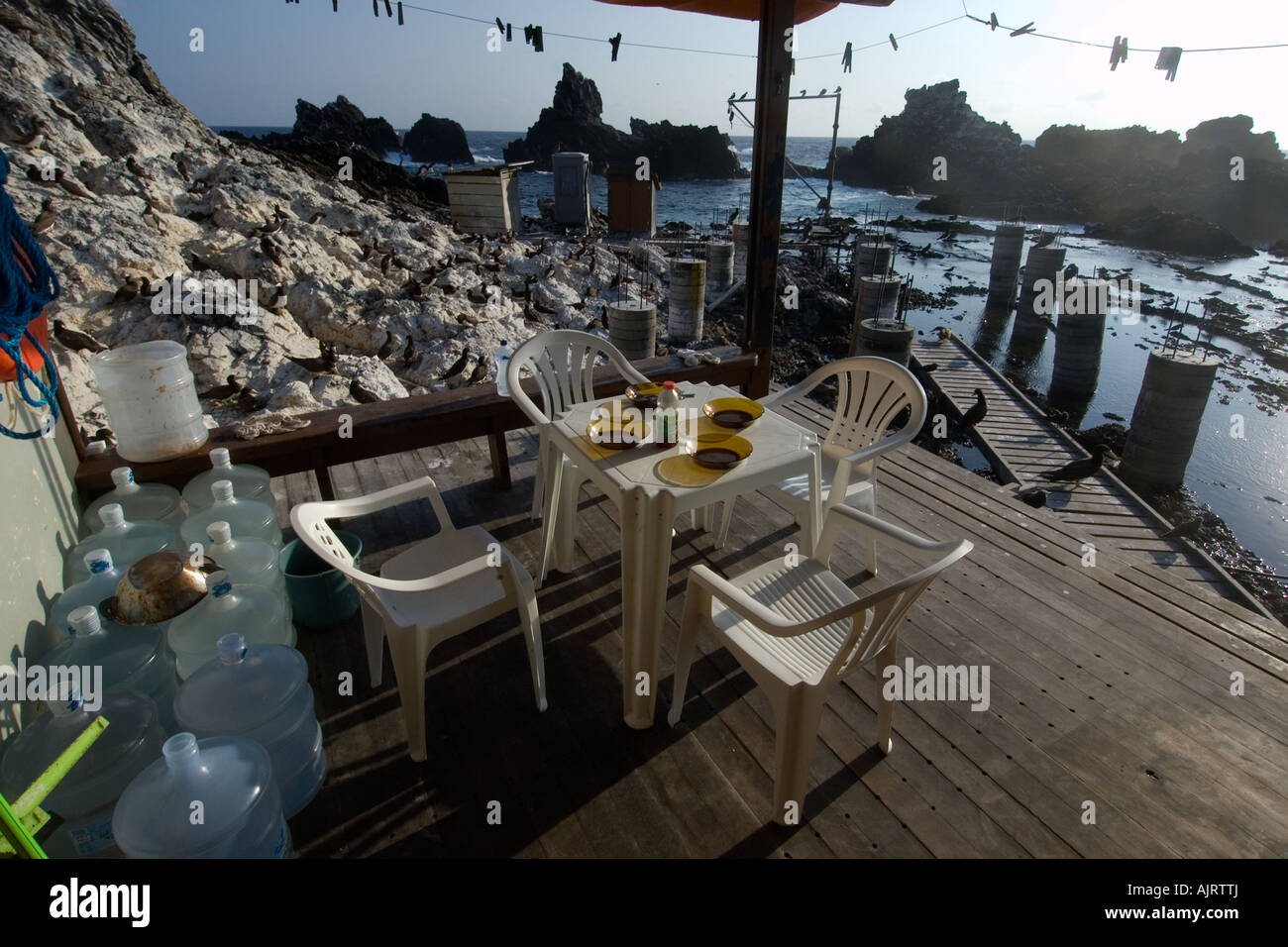 Tisch zum Frühstück auf Forschung Station Veranda St. Peter und St. Paul s rockt Atlantik Brasilien Stockfoto