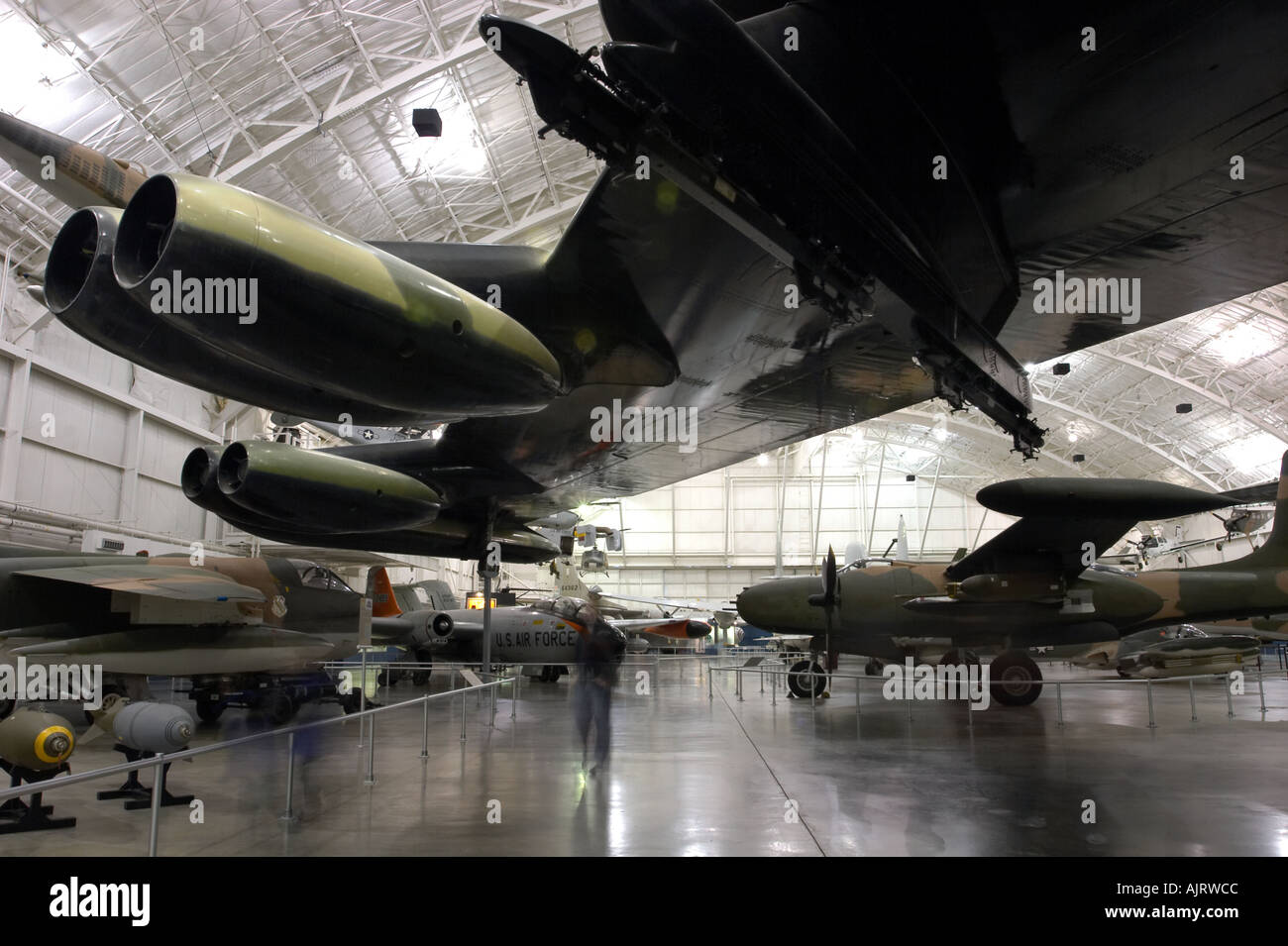 Unter den Fittichen eines B52-Bomber bei der US National Museum der United States Air Force Stockfoto