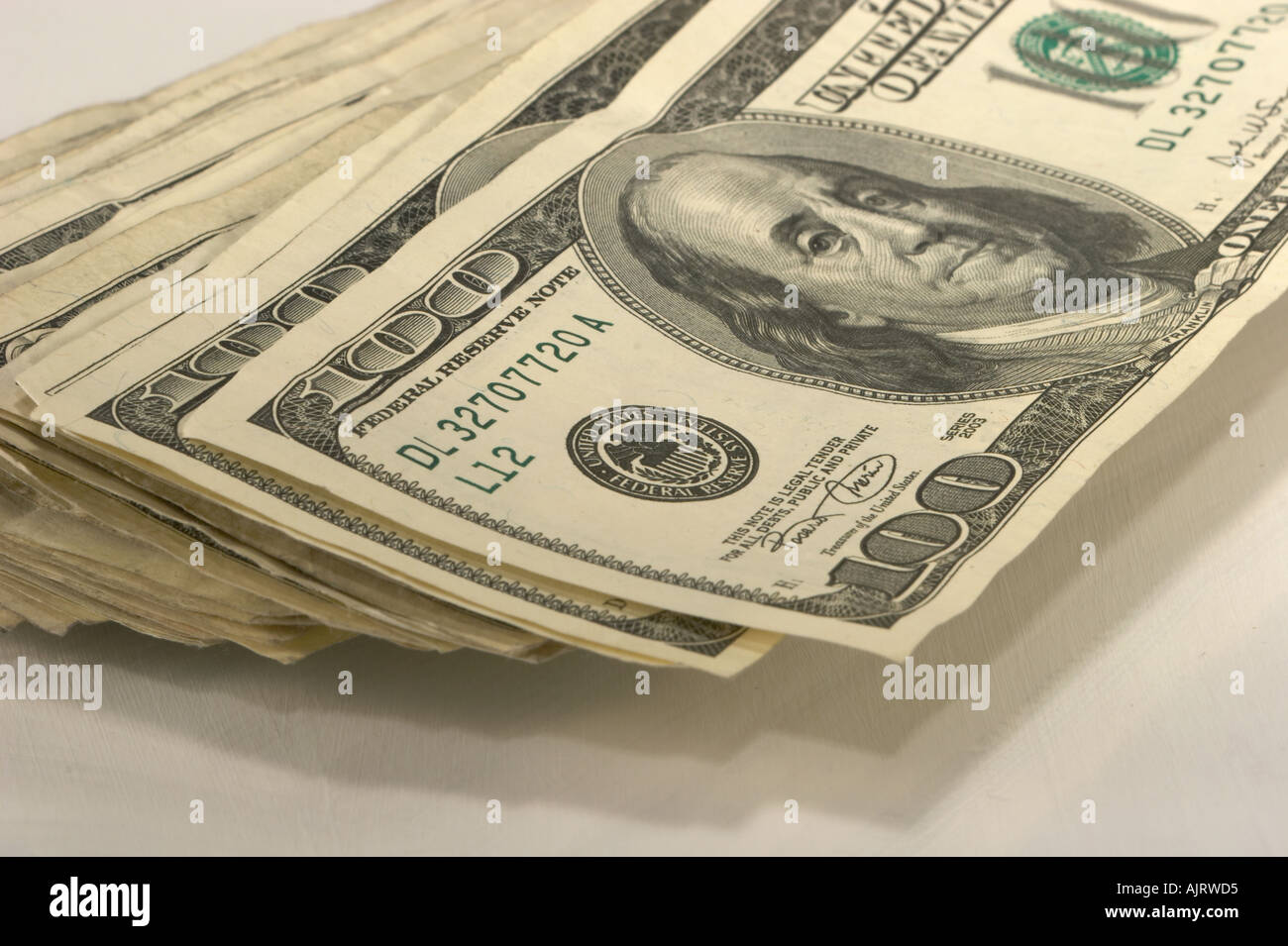 Ein Stapel von Vereinigten Staaten hundert-Dollar-Scheine auf weiß Stockfoto