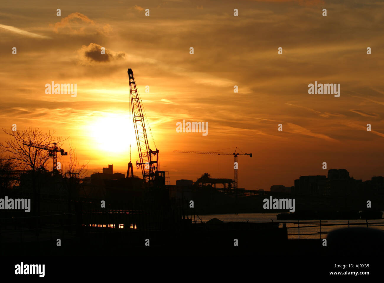 Riverside Industrielandschaft bei Sonnenuntergang Stockfoto