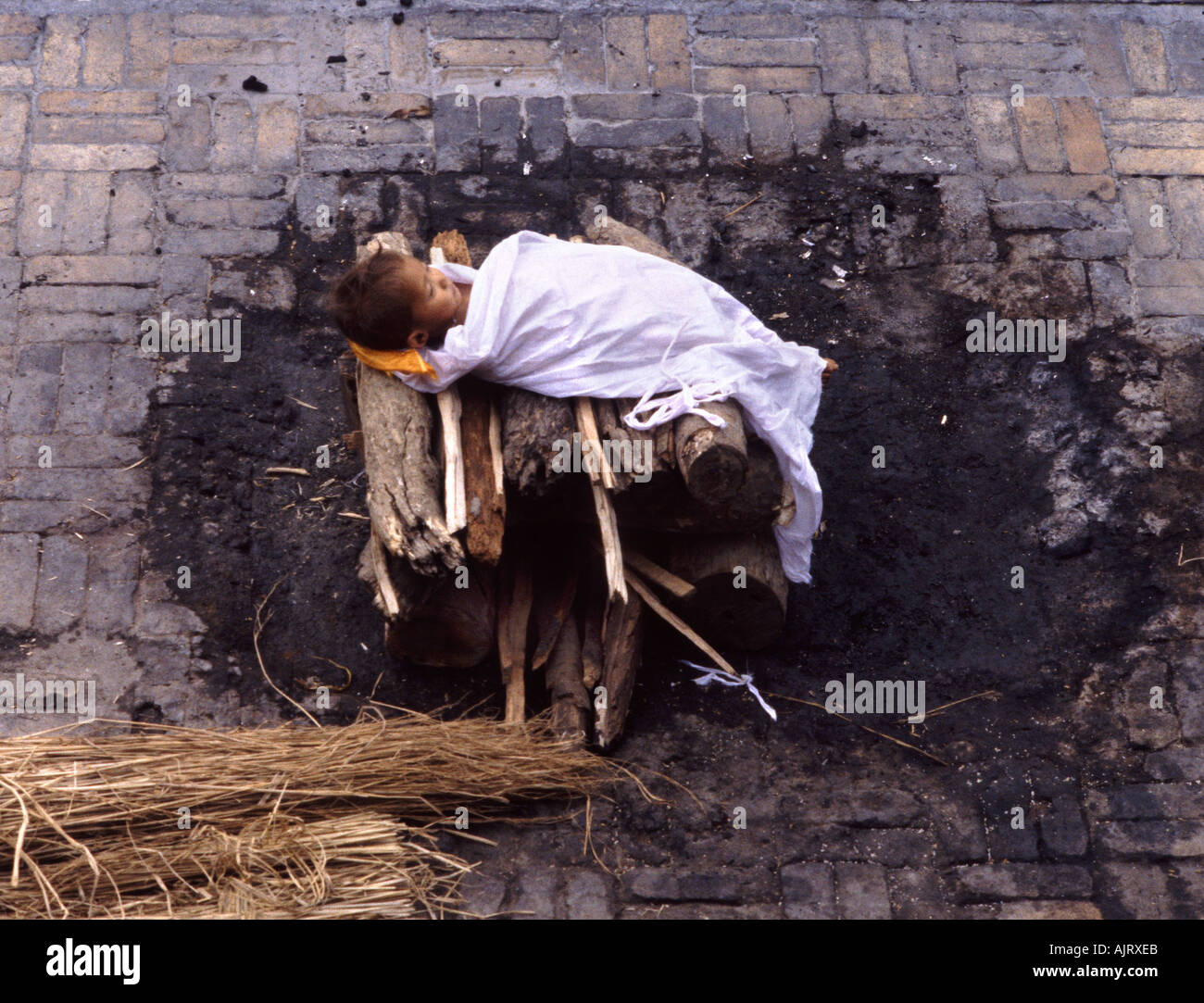 Verbrennung eines toten Kindes in Nepal. Stockfoto