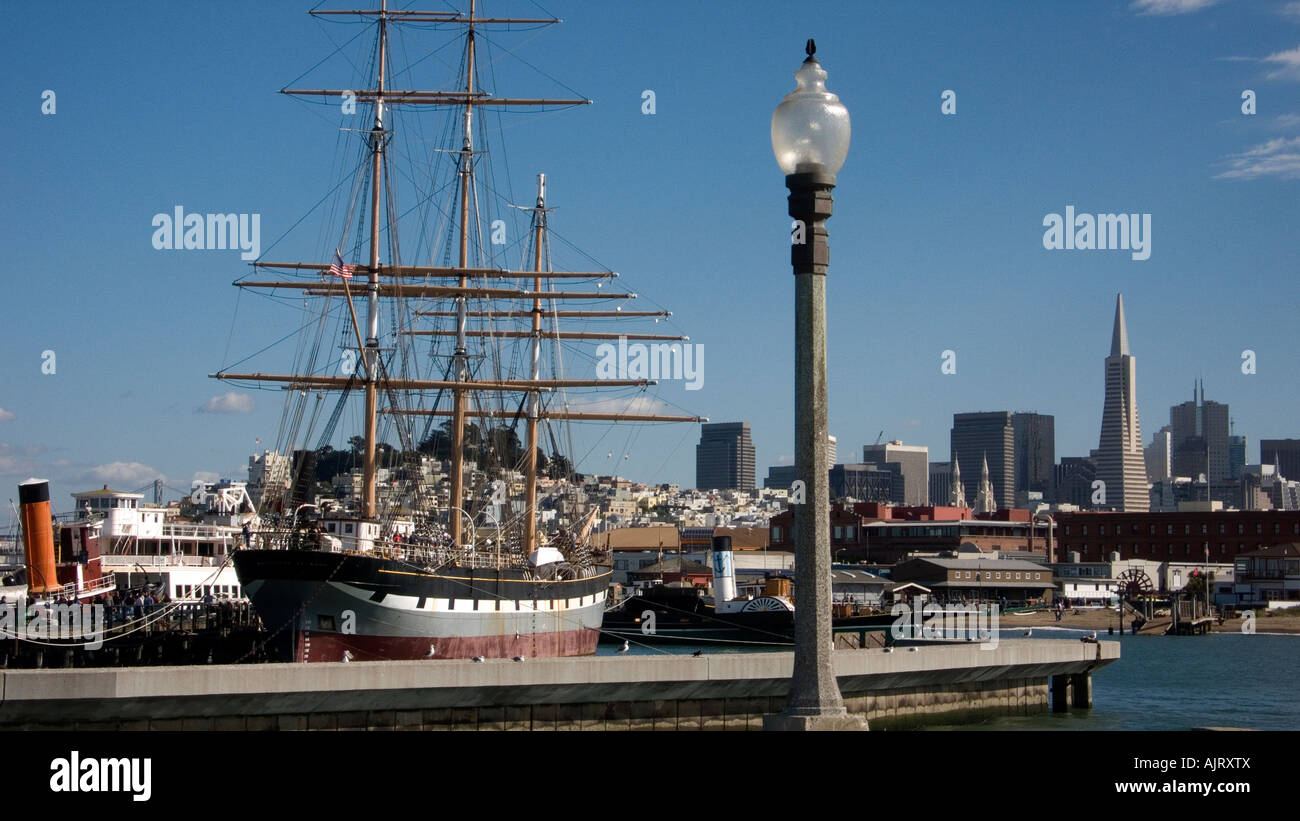 Blick auf die Innenstadt von San Francisco mit historischen Stegen und Maratine Museum in Forground USA 2007 Stockfoto