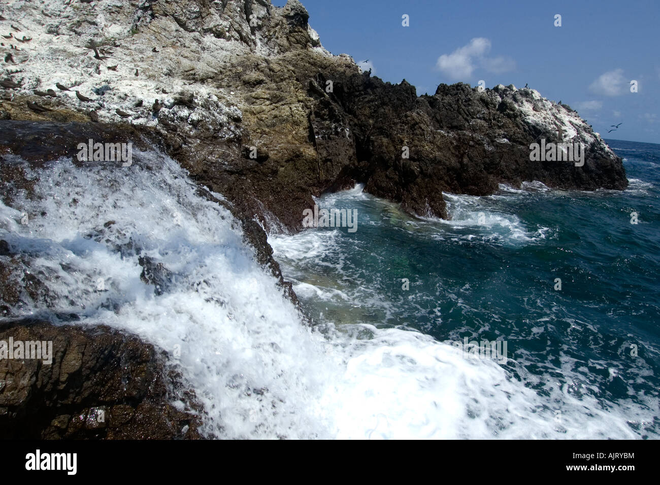 Meerwasser fließende St. Peter und St. Paul s rockt Atlantik Brasilien Stockfoto