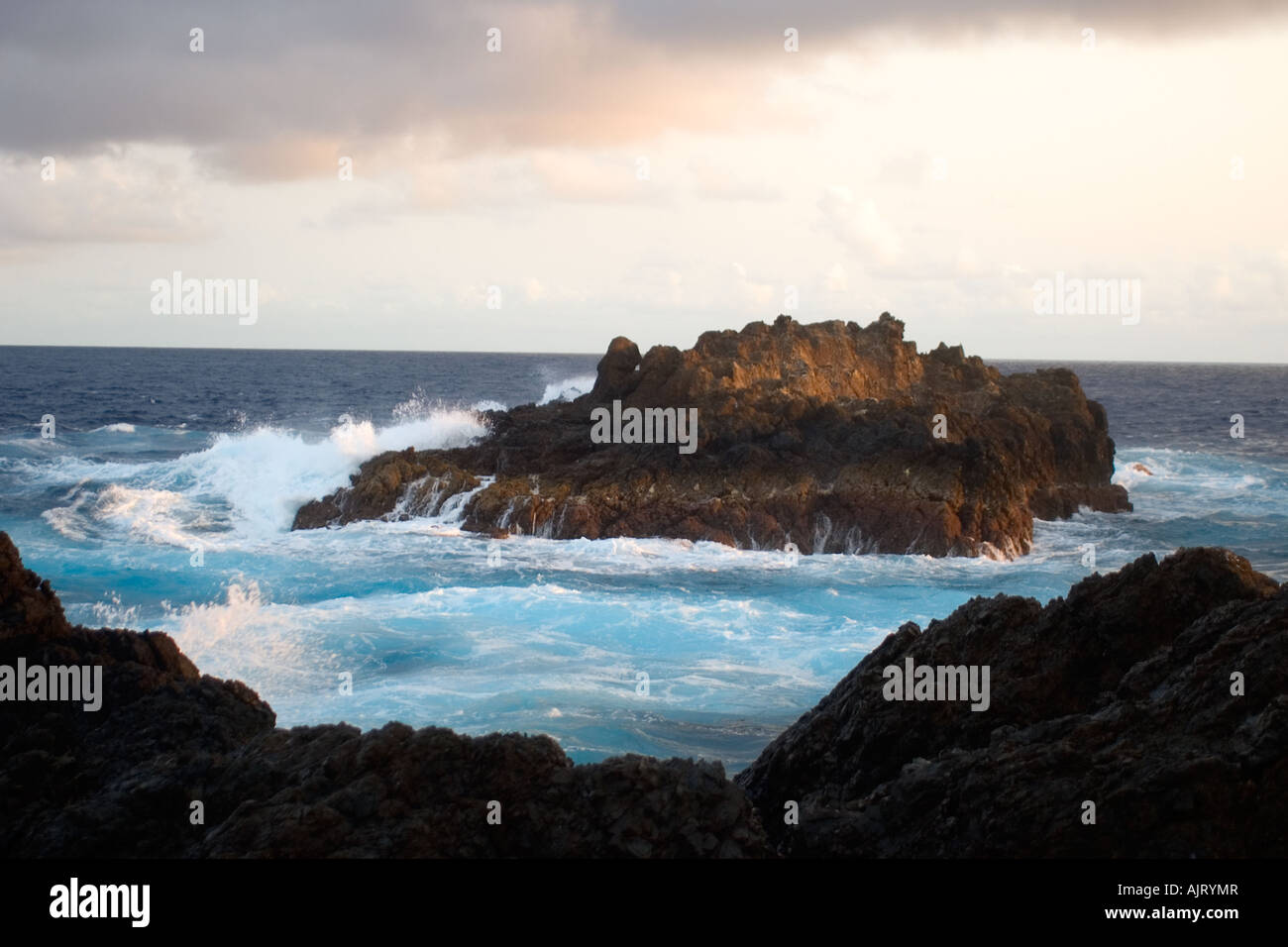 Absturz über South Islet St. Peter und St. Paul s Welle schaukelt Brasilien Atlantik Stockfoto