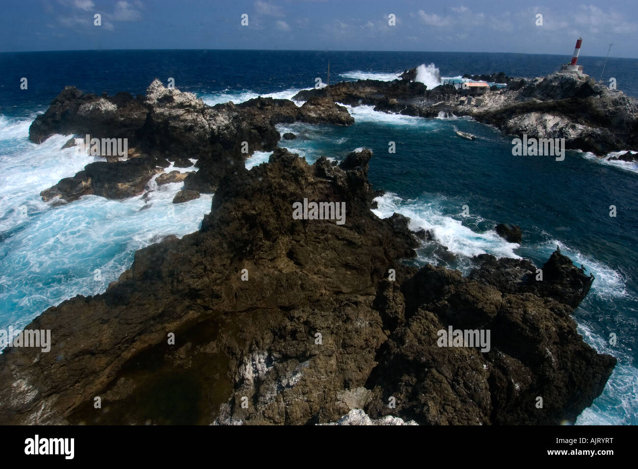 Panoramablick auf Feld-Forschungsstation und Leuchtturm St. Peter und St. Paul s rockt Atlantik Brasilien Stockfoto