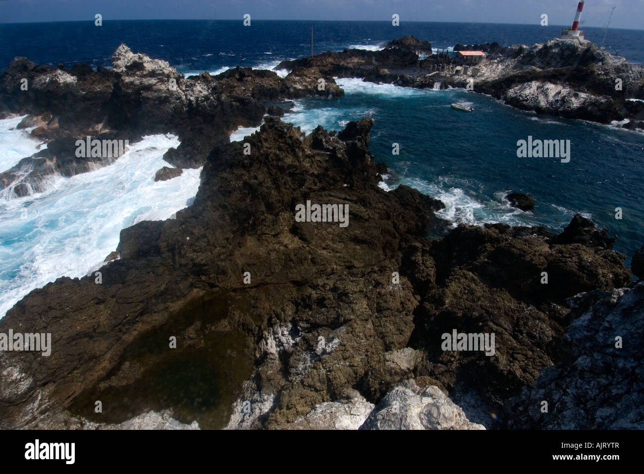 Panoramablick auf Feld-Forschungsstation und Leuchtturm St. Peter und St. Paul s rockt Atlantik Brasilien Stockfoto