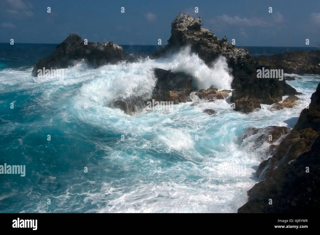 Welle stürzt über Felsen St. Peter und St. Paul s rockt Atlantik Brasilien Stockfoto