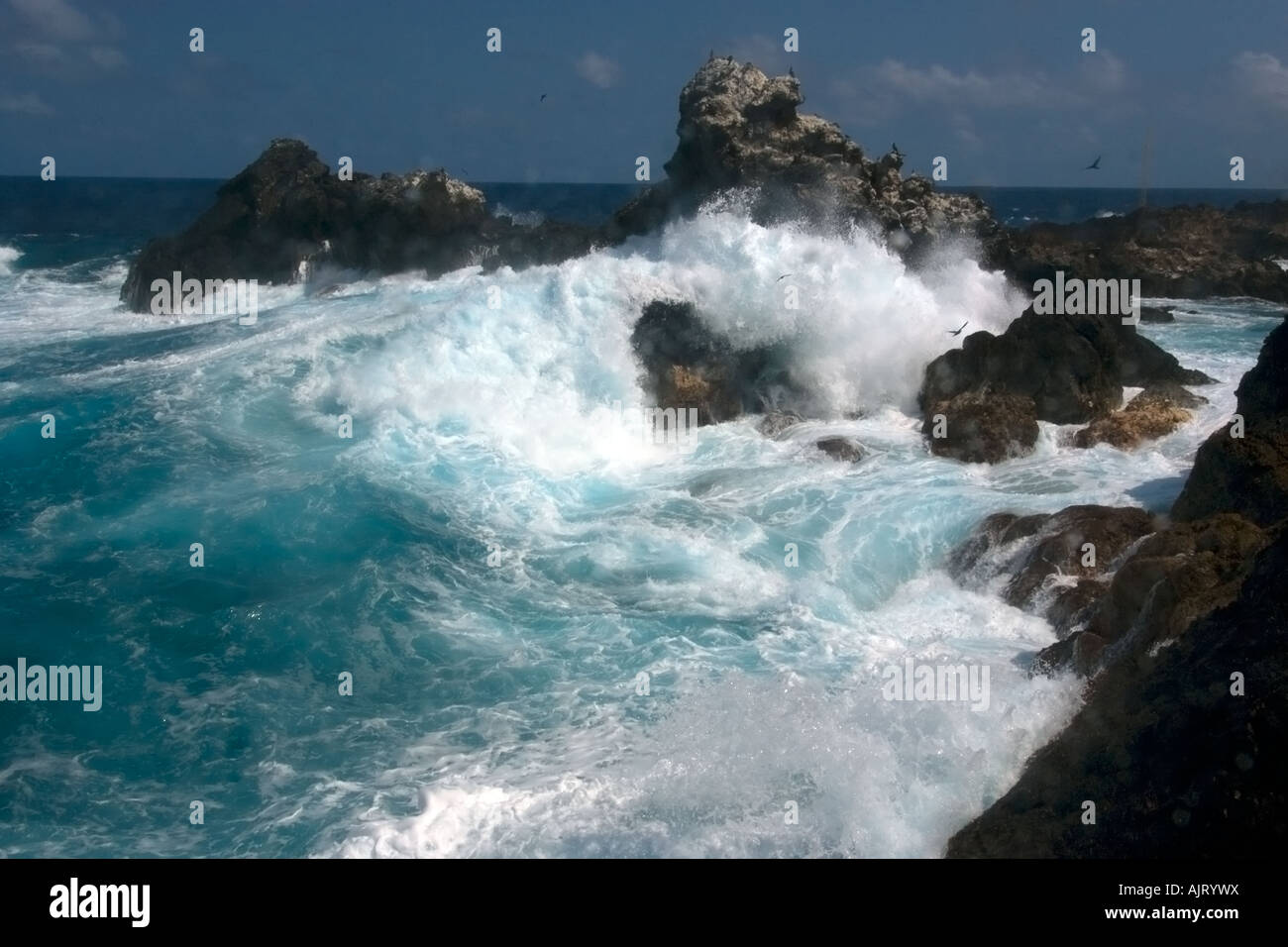Welle stürzt über Felsen St. Peter und St. Paul s rockt Atlantik Brasilien Stockfoto