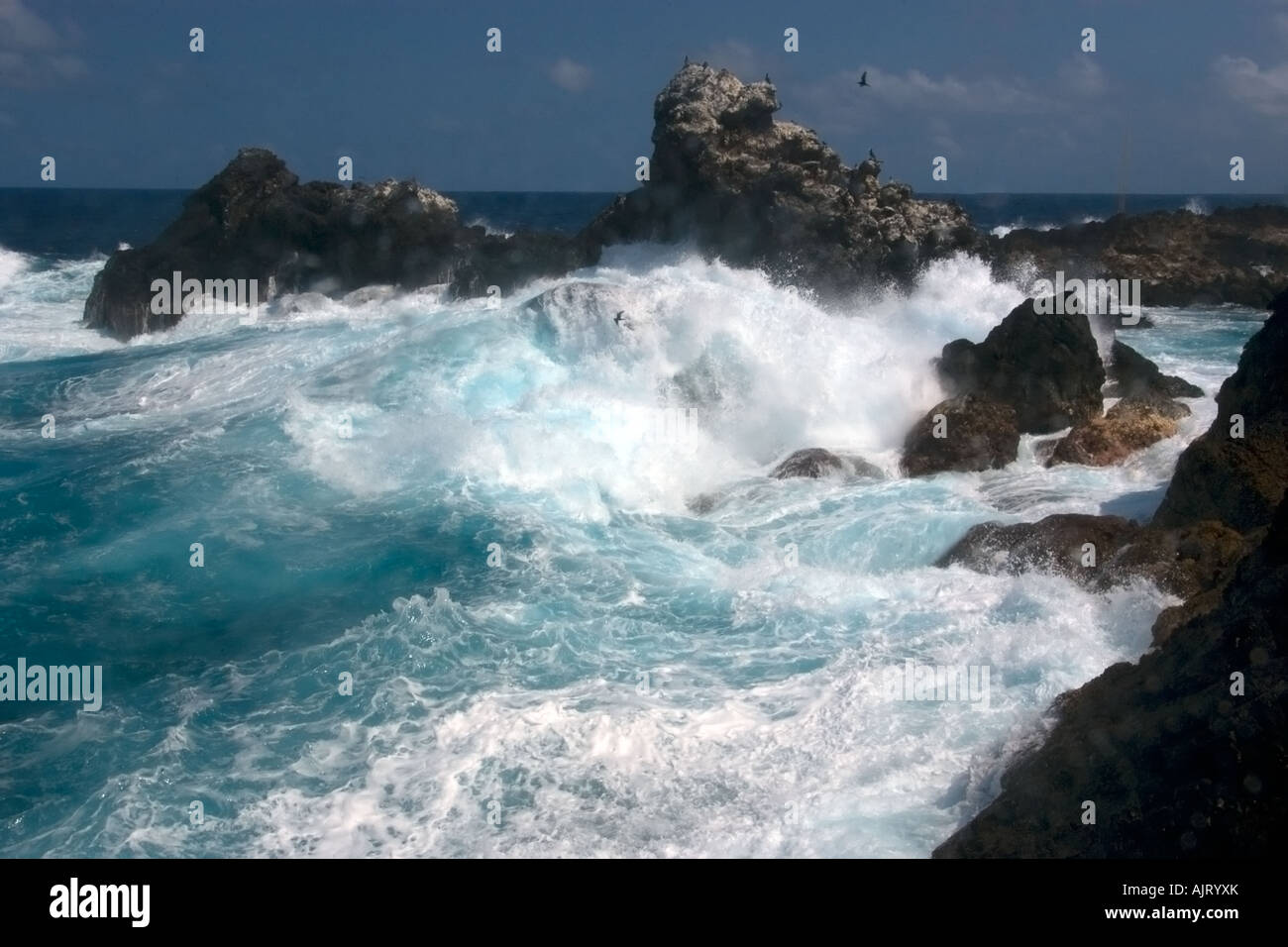 Wellen, die über Felsen St. Peter und St. Paul s rockt Atlantik Brasilien Stockfoto