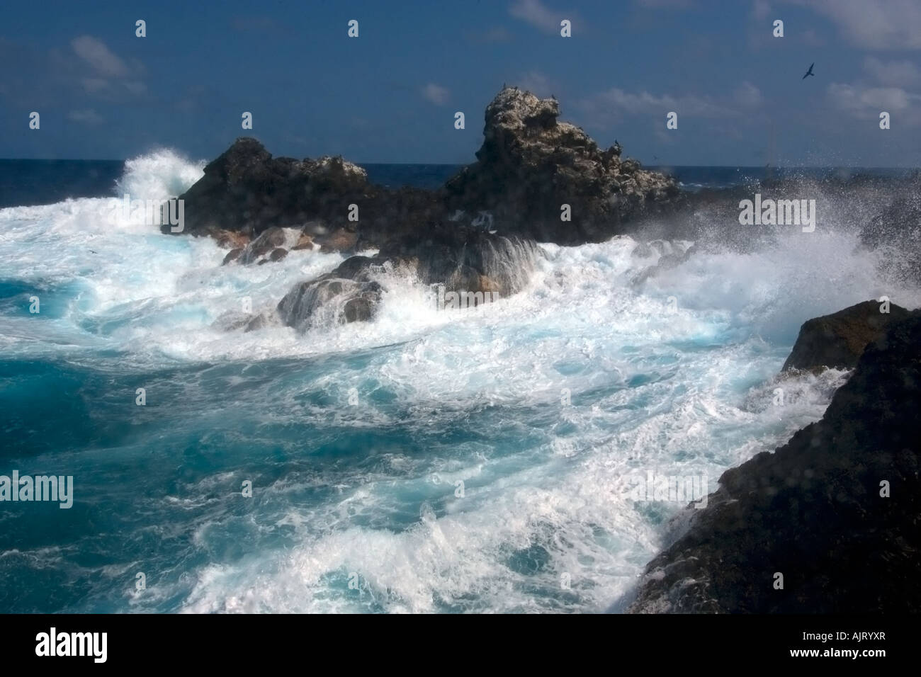 Wellen, die über Felsen St. Peter und St. Paul s rockt Atlantik Brasilien Stockfoto