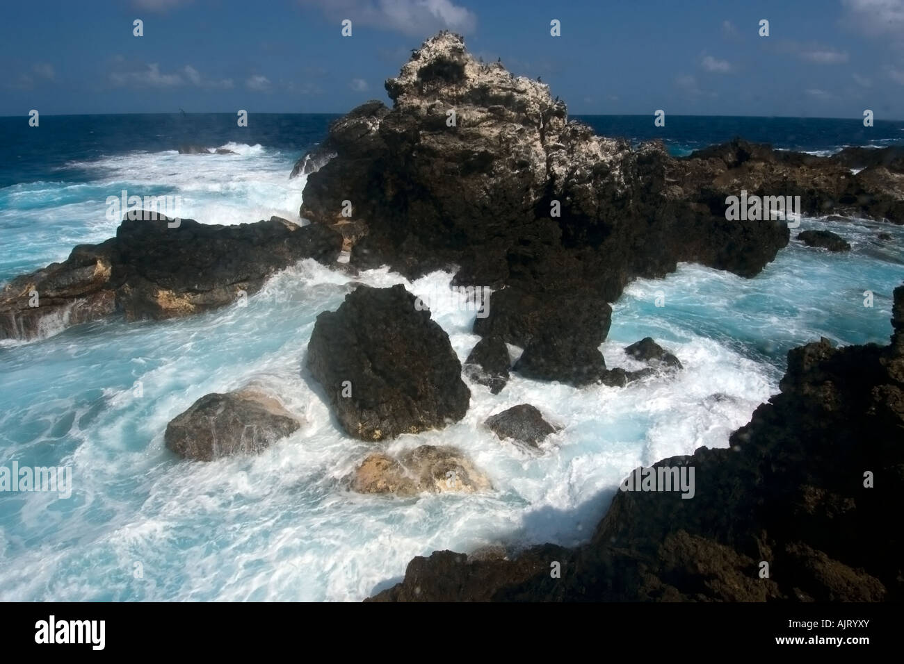 Welle stürzt über Felsen St. Peter und St. Paul s rockt Atlantik Brasilien Stockfoto