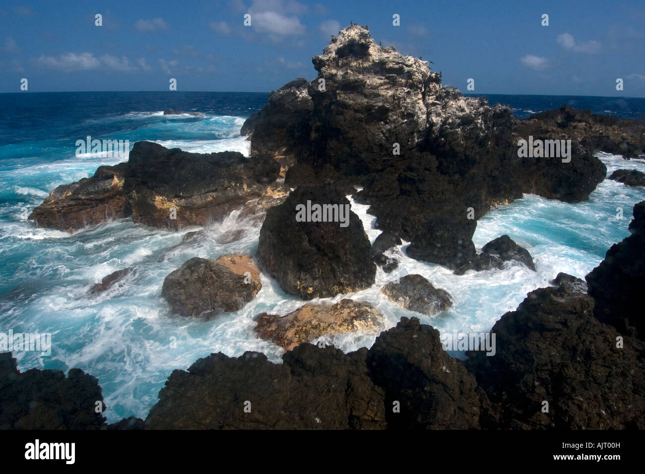 Welle stürzt über Felsen St. Peter und St. Paul s rockt Atlantik Brasilien Stockfoto