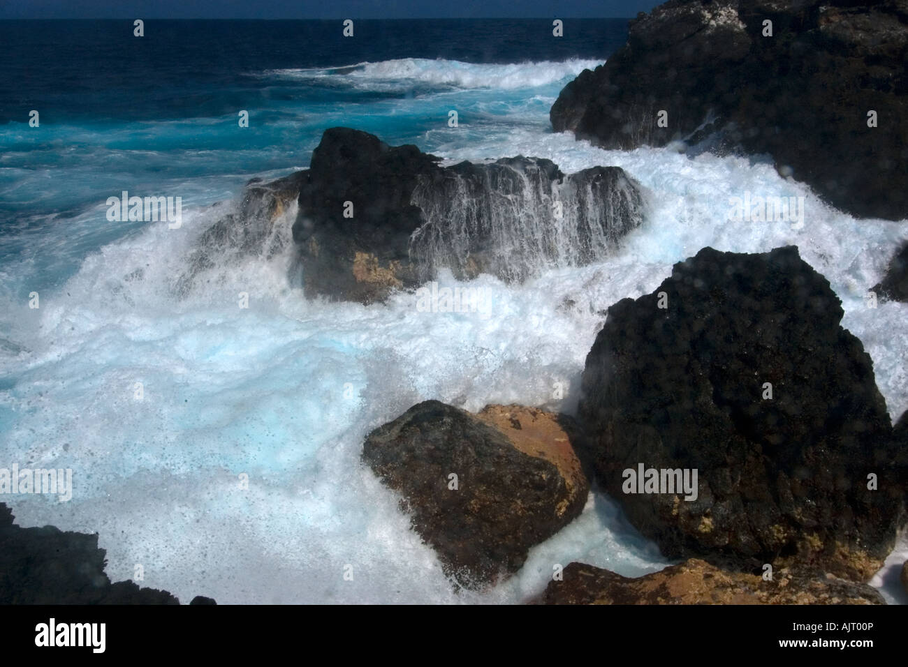 Absturz über Felsen St. Peter und St. Paul s Welle schaukelt Brasilien Atlantik Stockfoto