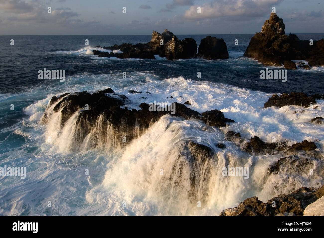 Absturz über Felsen St. Peter und St. Paul s Welle schaukelt Brasilien Atlantik Stockfoto