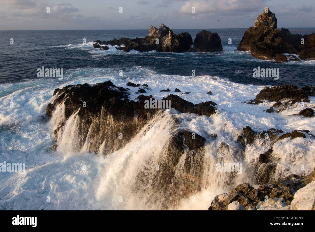 Absturz über Felsen St. Peter und St. Paul s Welle schaukelt Brasilien Atlantik Stockfoto