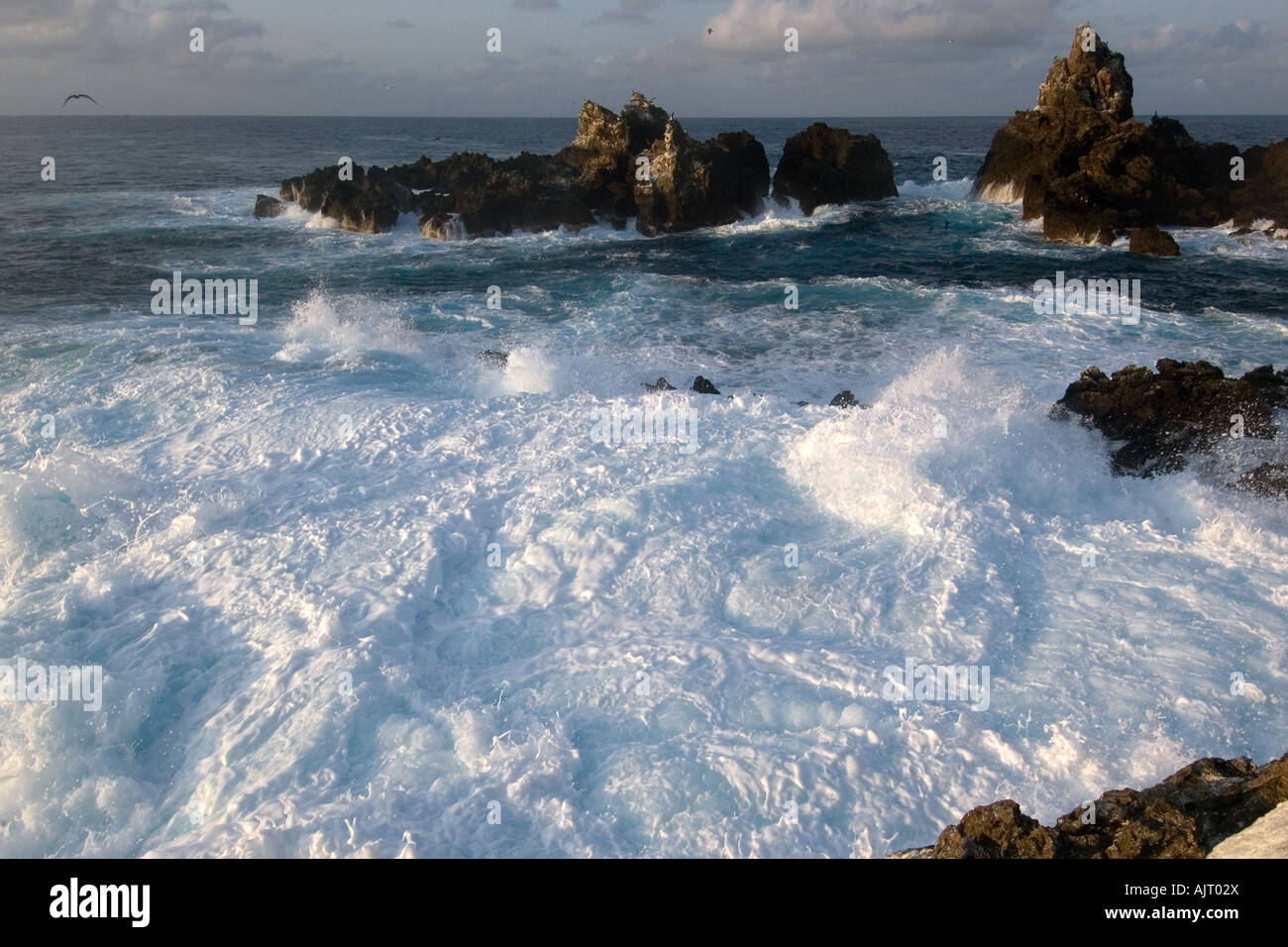 Absturz über Felsen St. Peter und St. Paul s Welle schaukelt Brasilien Atlantik Stockfoto