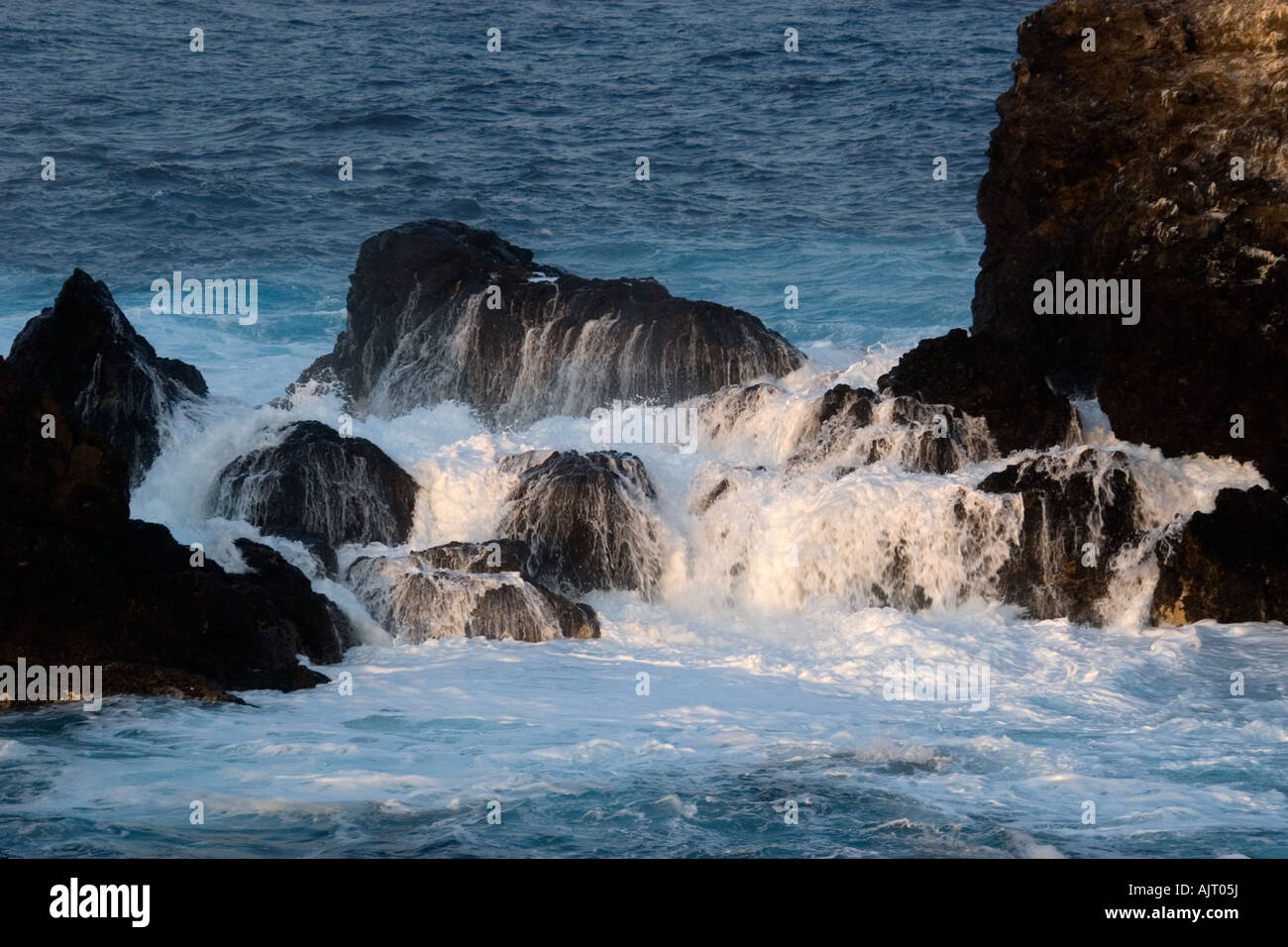 Absturz über Felsen St. Peter und St. Paul s Welle schaukelt Brasilien Atlantik Stockfoto