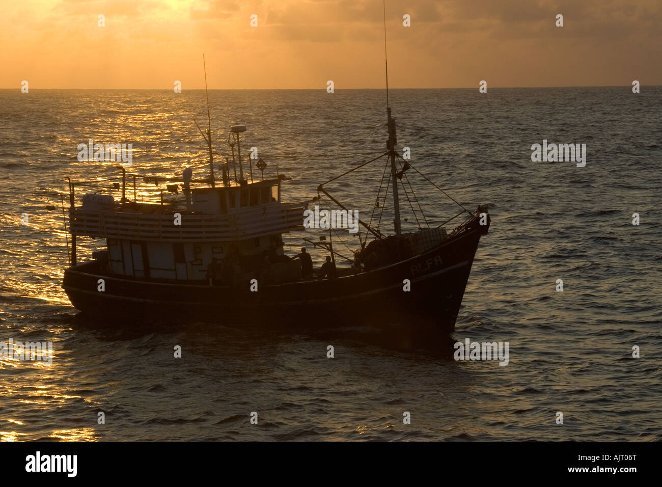 Angelboot/Fischerboot bei Dämmerung St. Peter und St. Paul s Rocks Atlantik Brasilien Stockfoto