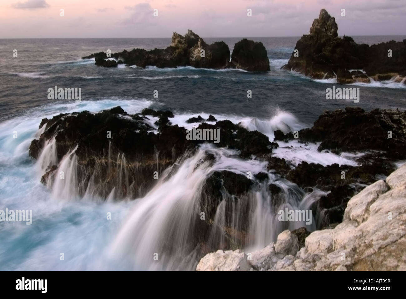 Absturz über Felsen St. Peter und St. Paul s Welle schaukelt Brasilien Atlantik Stockfoto