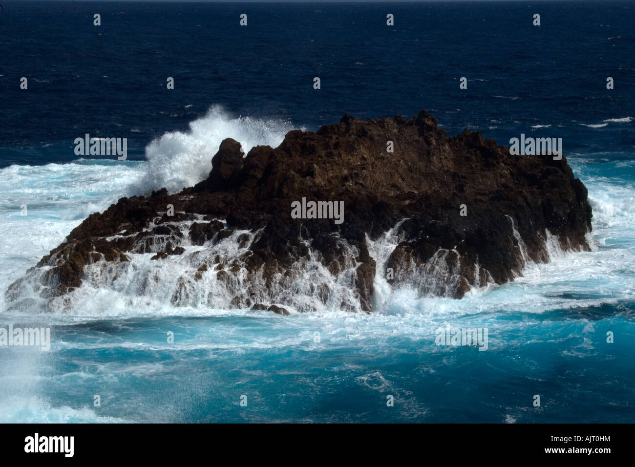 Absturz über South Islet St. Peter und St. Paul s Welle schaukelt Brasilien Atlantik Stockfoto