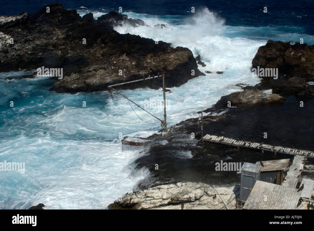 Wellen in der Bucht St. Peter und St. Paul s rockt Atlantik Brasilien Stockfoto
