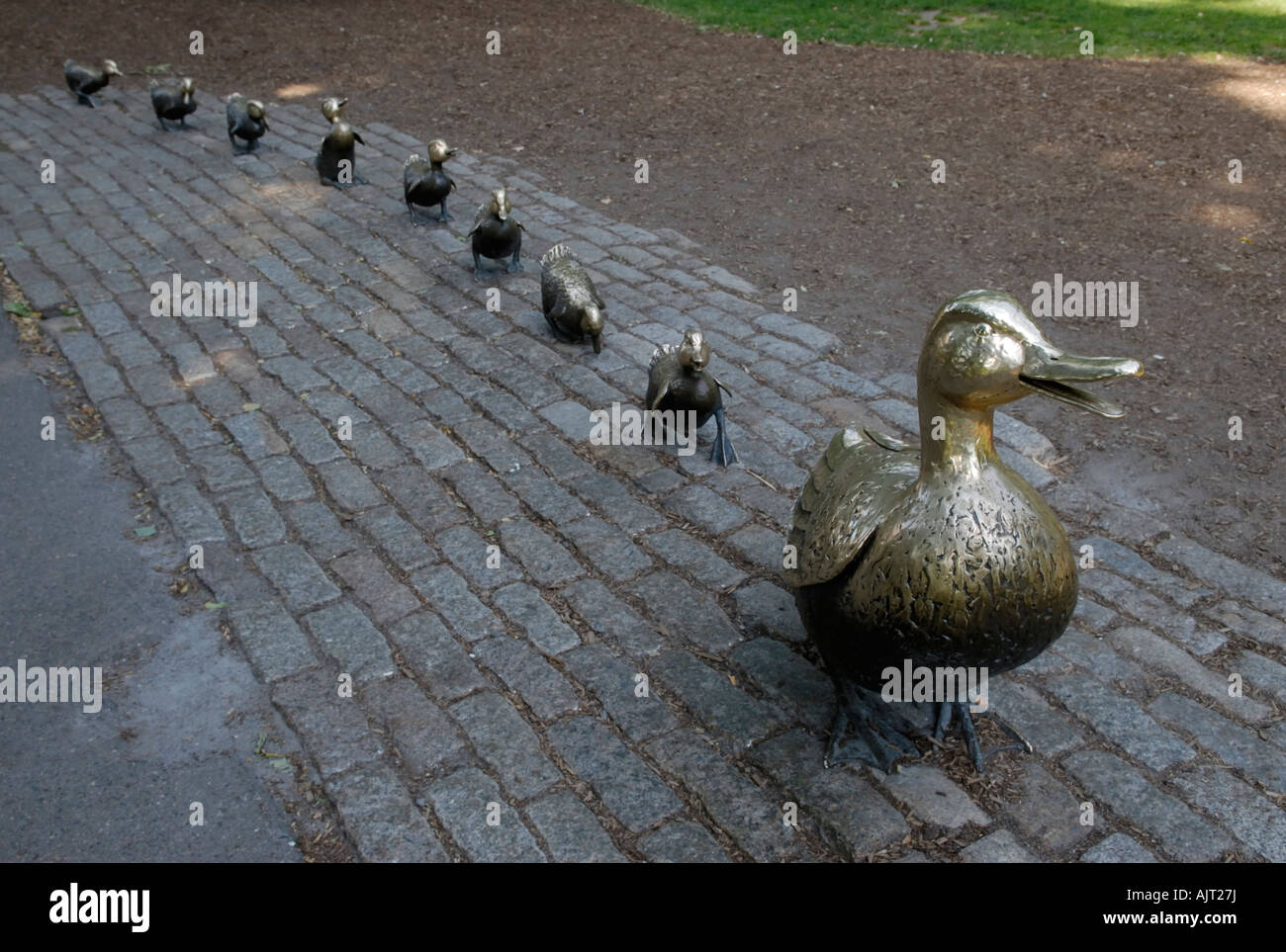 Statuen der Entenmutter und ihr Entenküken aus th Kinderbuch, "Make Way for Entenküken", in der Boston Public Graden, USA Stockfoto