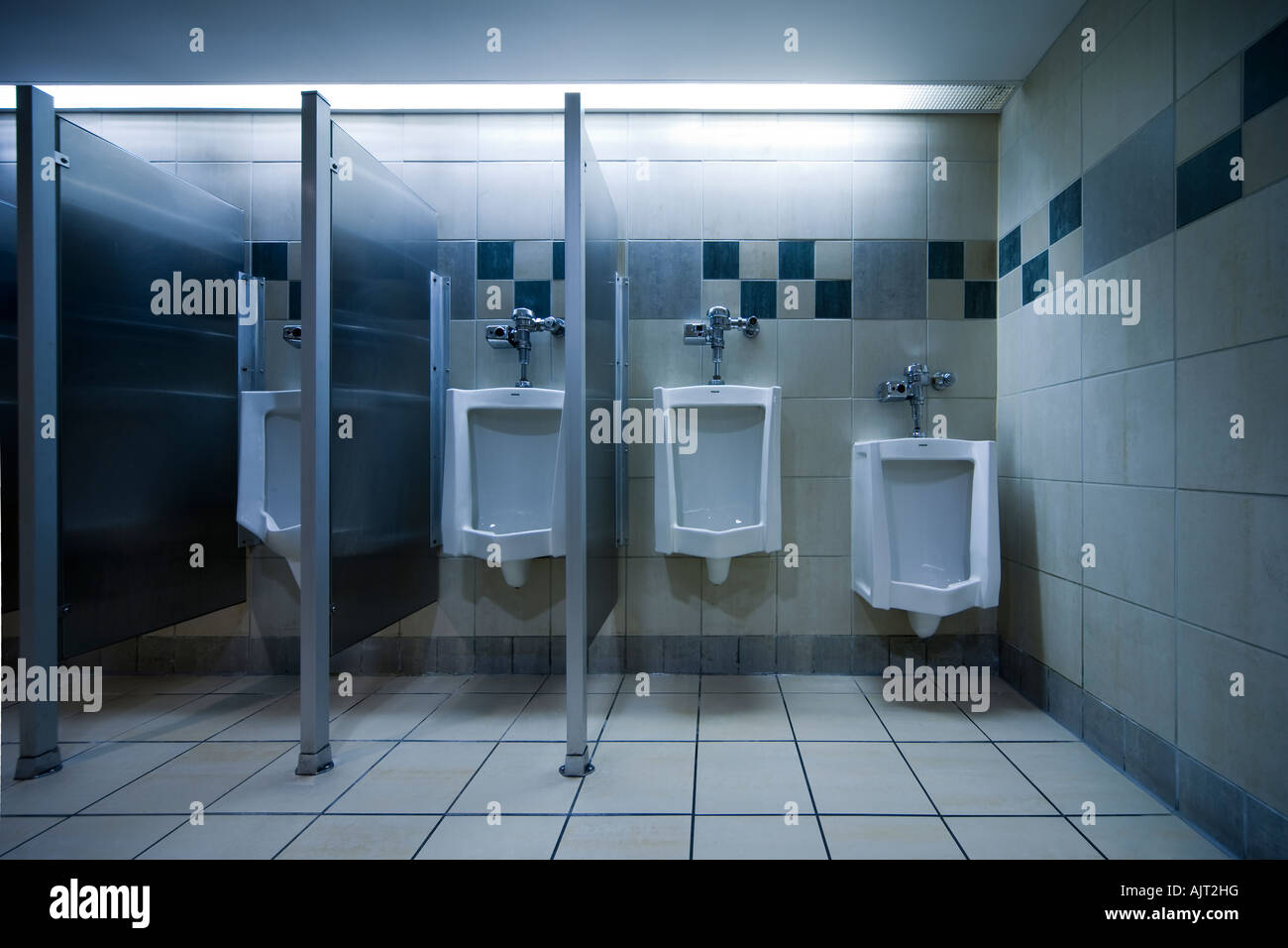 Öffentliche Toilette. Typische amerikanische Herrentoilette Urinale  Stockfotografie - Alamy