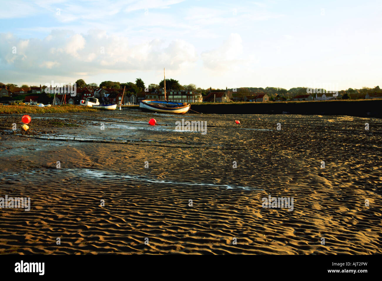 Landschaft bei Ebbe mit Blick auf Blakeney, Norfolk, UK, aus dem Kanal am späten Abend. Stockfoto