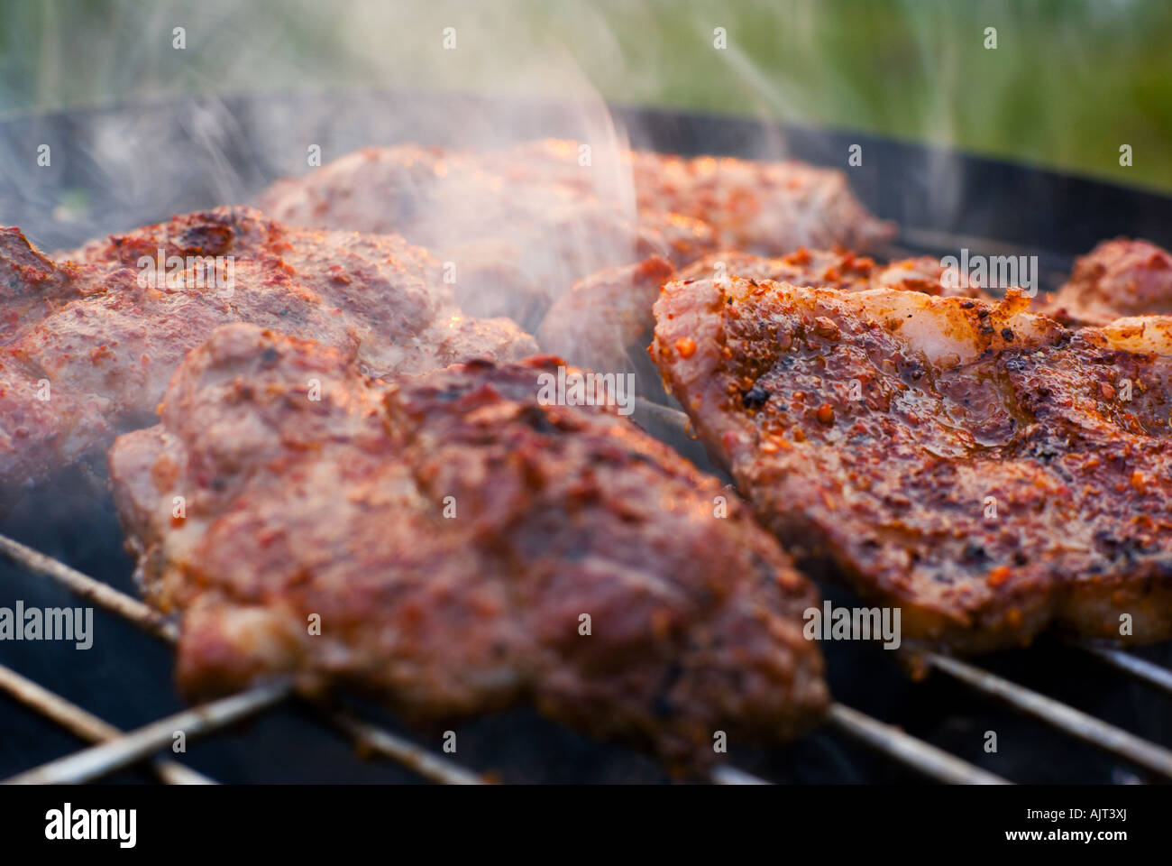 Leckeres Futter Steaks auf dem Grill geringe Schärfentiefe Stockfoto