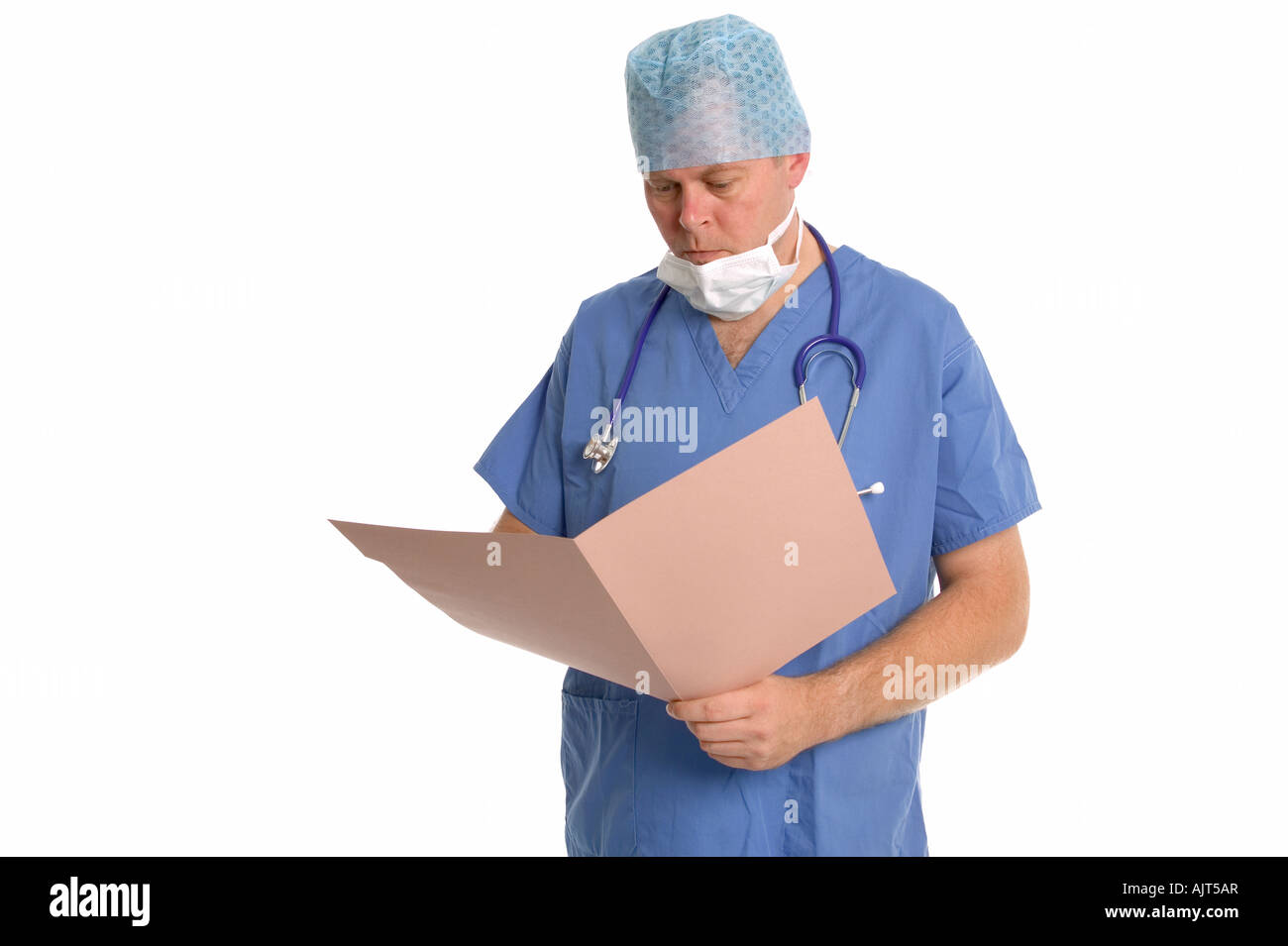 Chirurg in Scrubs Lesen eines Patienten Hinweise Stockfoto