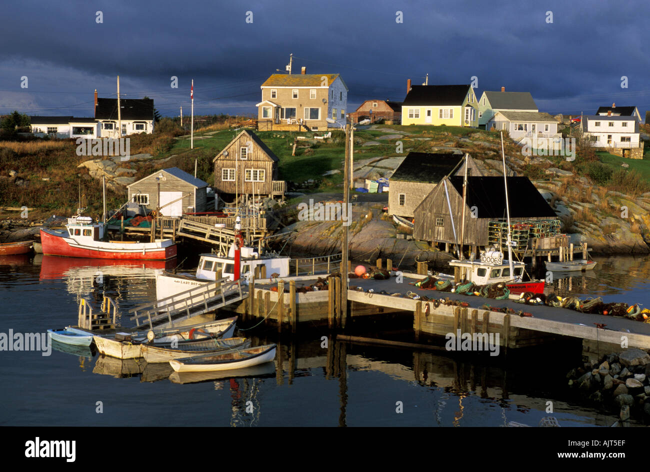 Kanada Nova Scotia dunkle Gewitterwolken schwebt über die Fischerei Dorf von Peggys Cove in der Nähe von Halifax Stockfoto