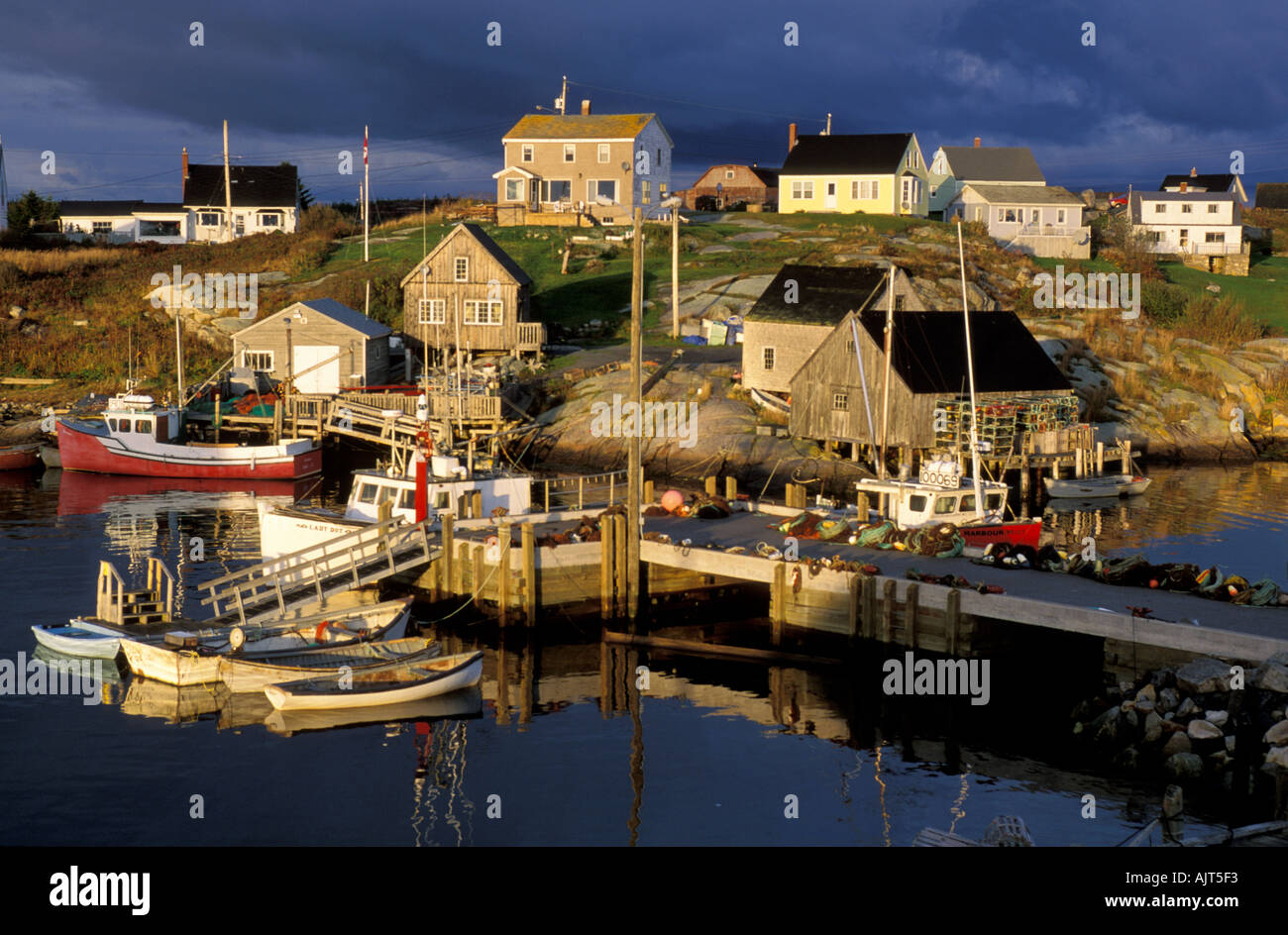Kanada Nova Scotia Peggys Cove dunkle Gewitterwolken schwebt über das Fischerdorf in der Nähe von Halifax Stockfoto