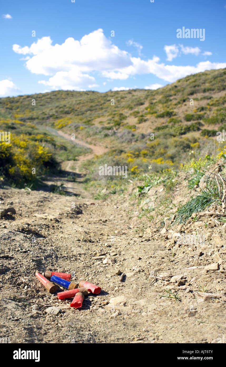 Schrotflinte Patronen auf einem staubigen Pfad Costa del Sol Spain ausgegeben Stockfoto