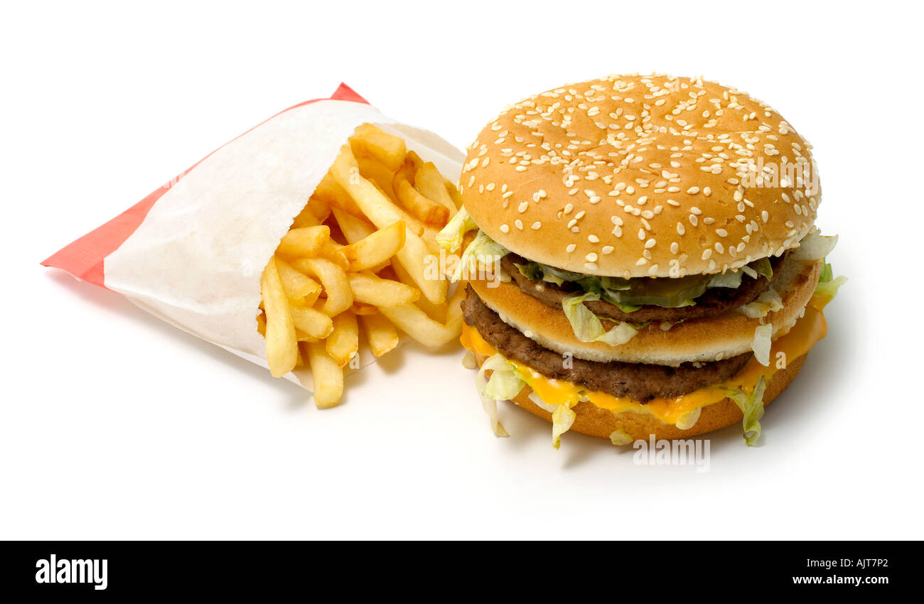 Burger & Chips auf einem weißen Hintergrund ausschneiden Stockfoto