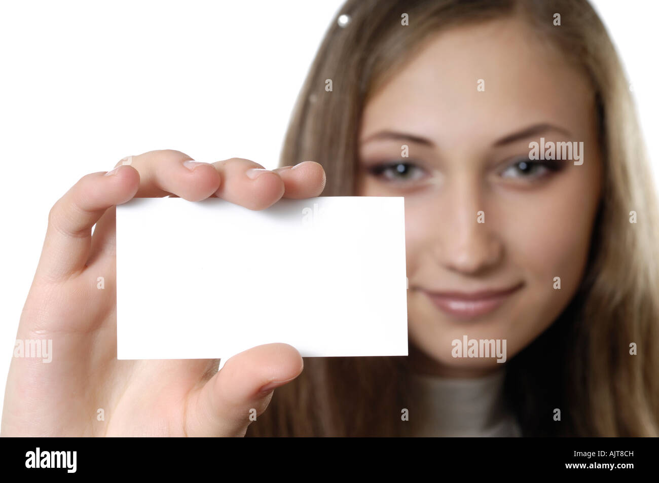 Junge attraktive Geschäftsfrau hält eine leere Visitenkarte Stockfoto