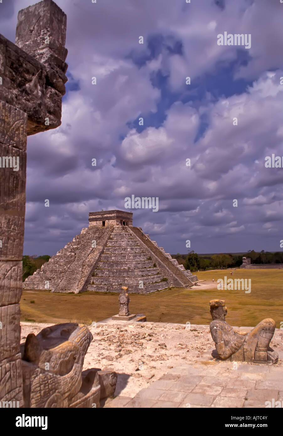 Chichen Itza Mexico Pyramide der Burg el Castillo gesehen vom Tempel der Krieger mit Kopf der Schlange im Vordergrund Stockfoto