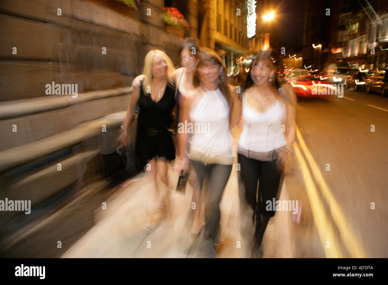 Nachtschwärmer genießen die Stadt Zentrum Nachtleben Kingston upon Hull Stockfoto