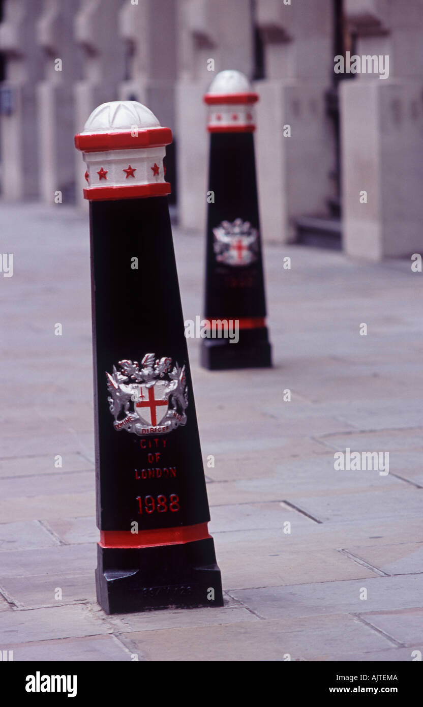 Schiefe verziert der Londoner Verkehr Poller – um zu verhindern, dass Fahrzeuge in der Fußgängerzone, City of London, England Stockfoto