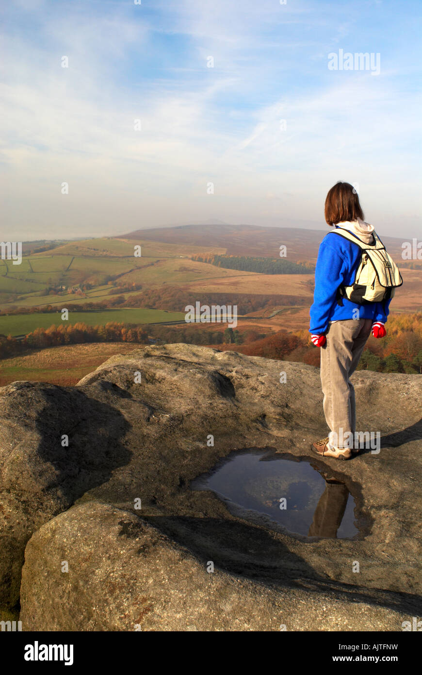 Weibliche Walker Stand auf "Stanage Edge" in Derbyshire "Great Britain" Stockfoto