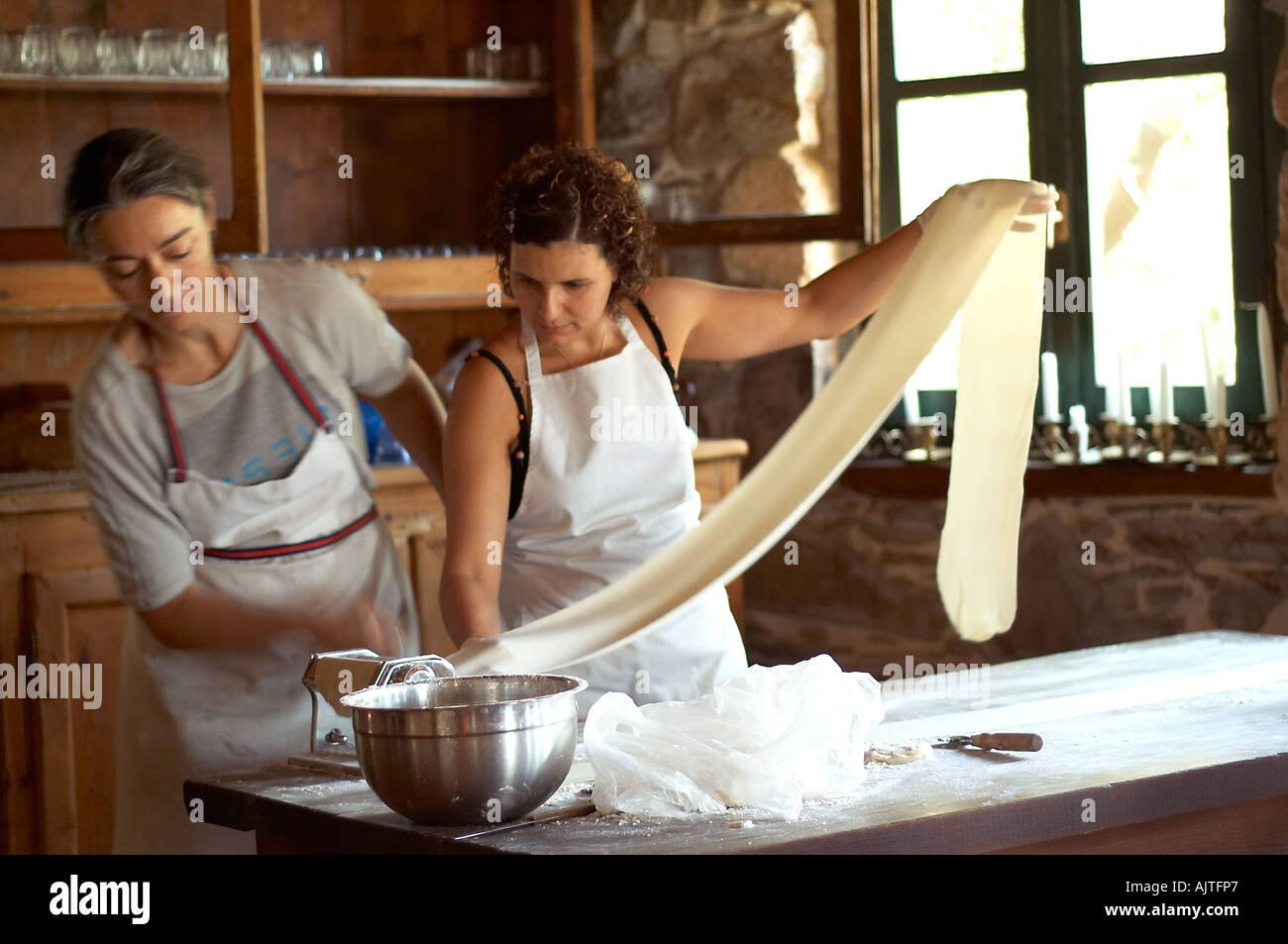Zwei Frauen Vorbereitung traditioneller Käse Kuchen, genannt "Kaltsounia" oder "Kalitsounia" Stockfoto