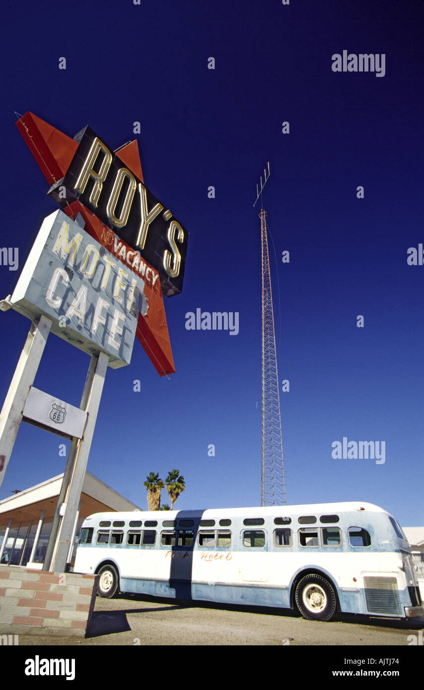 Historische Motel Zeichen, alte Bus auf Route 66, Mojave Trails National Monument, Amboy, Kalifornien, USA Stockfoto