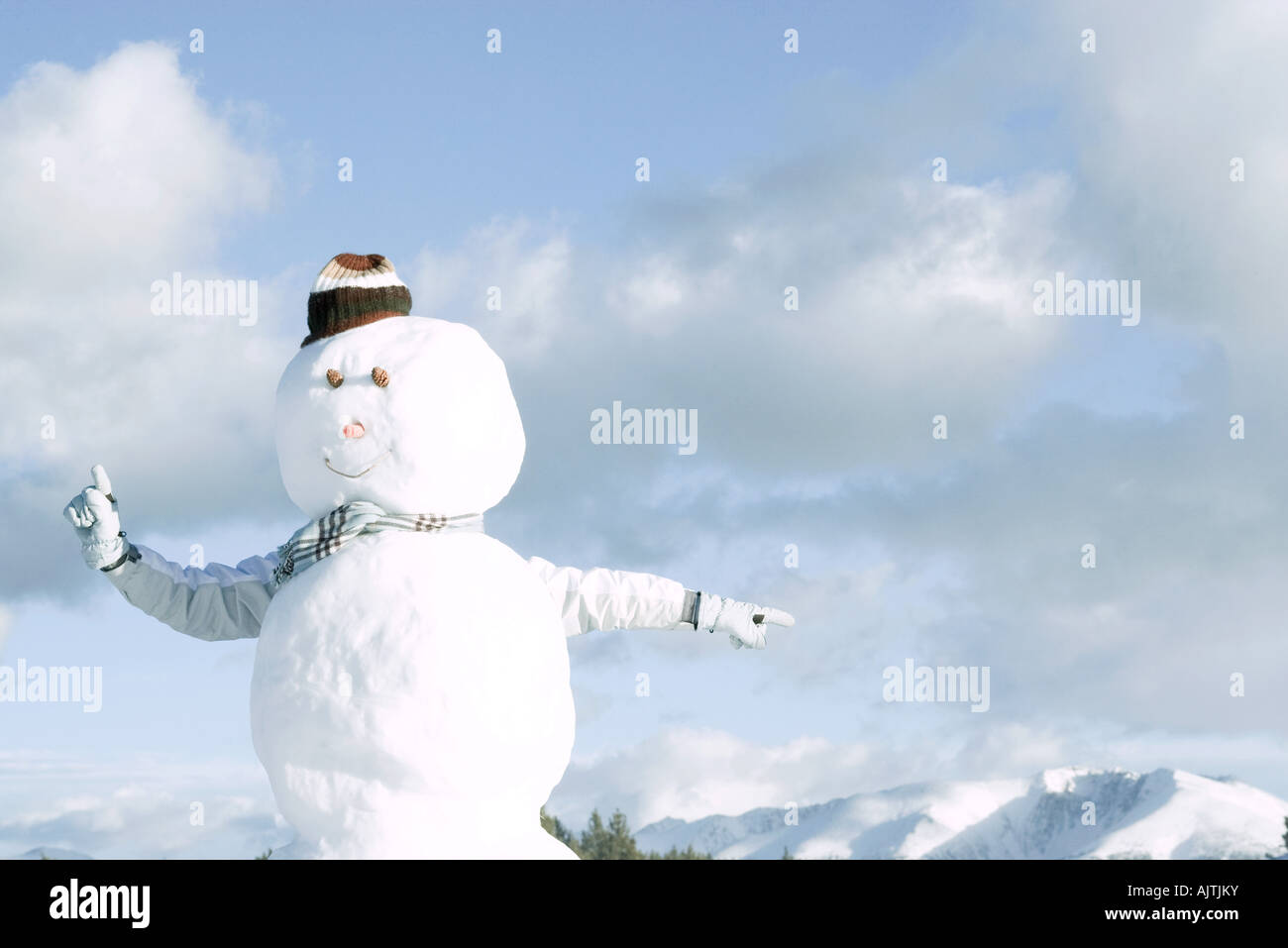 Schneemann, jemandes Arme entstehen von hinten zeigen in verschiedene Richtungen Stockfoto