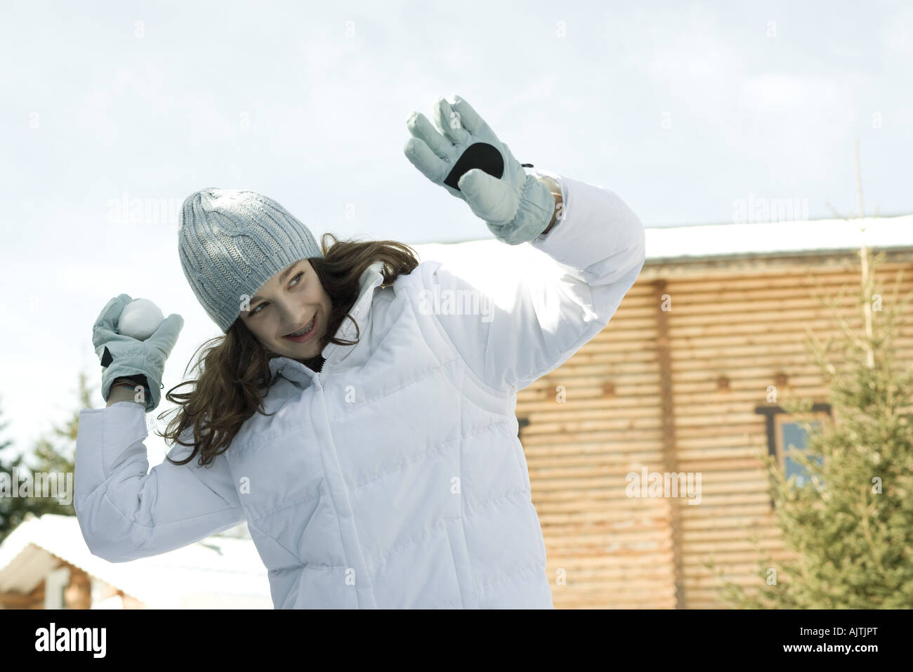 Teengirl Schneeball werfen Stockfoto