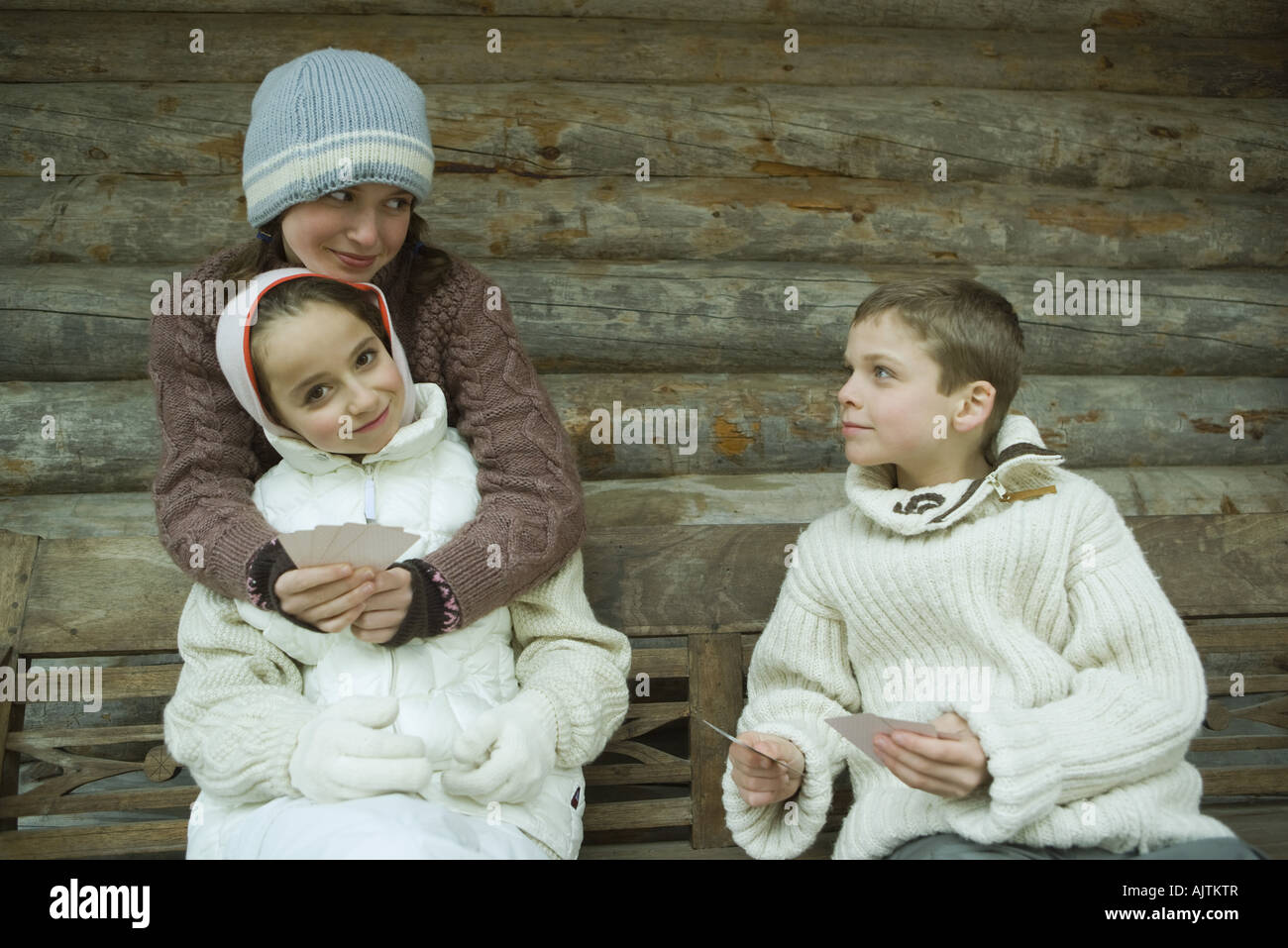 Junge Freunde im Winter Kleidung Spielkarten Stockfoto