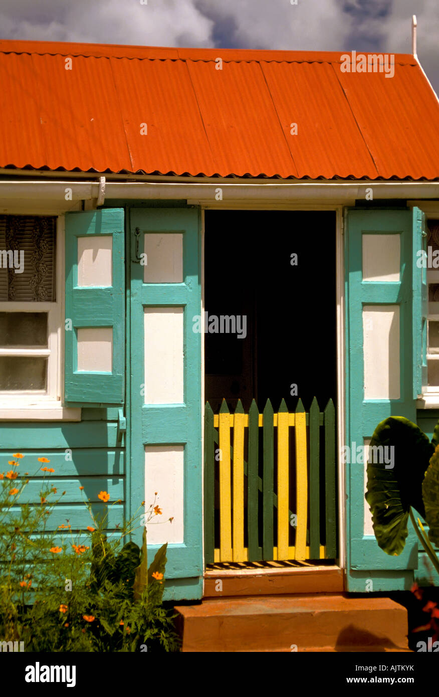 Insel Nevis St. Kitts und Nevis Karibik Insel, bunten traditionellen Hause rot grün weiß Gebäudearchitektur Charlestown Stockfoto