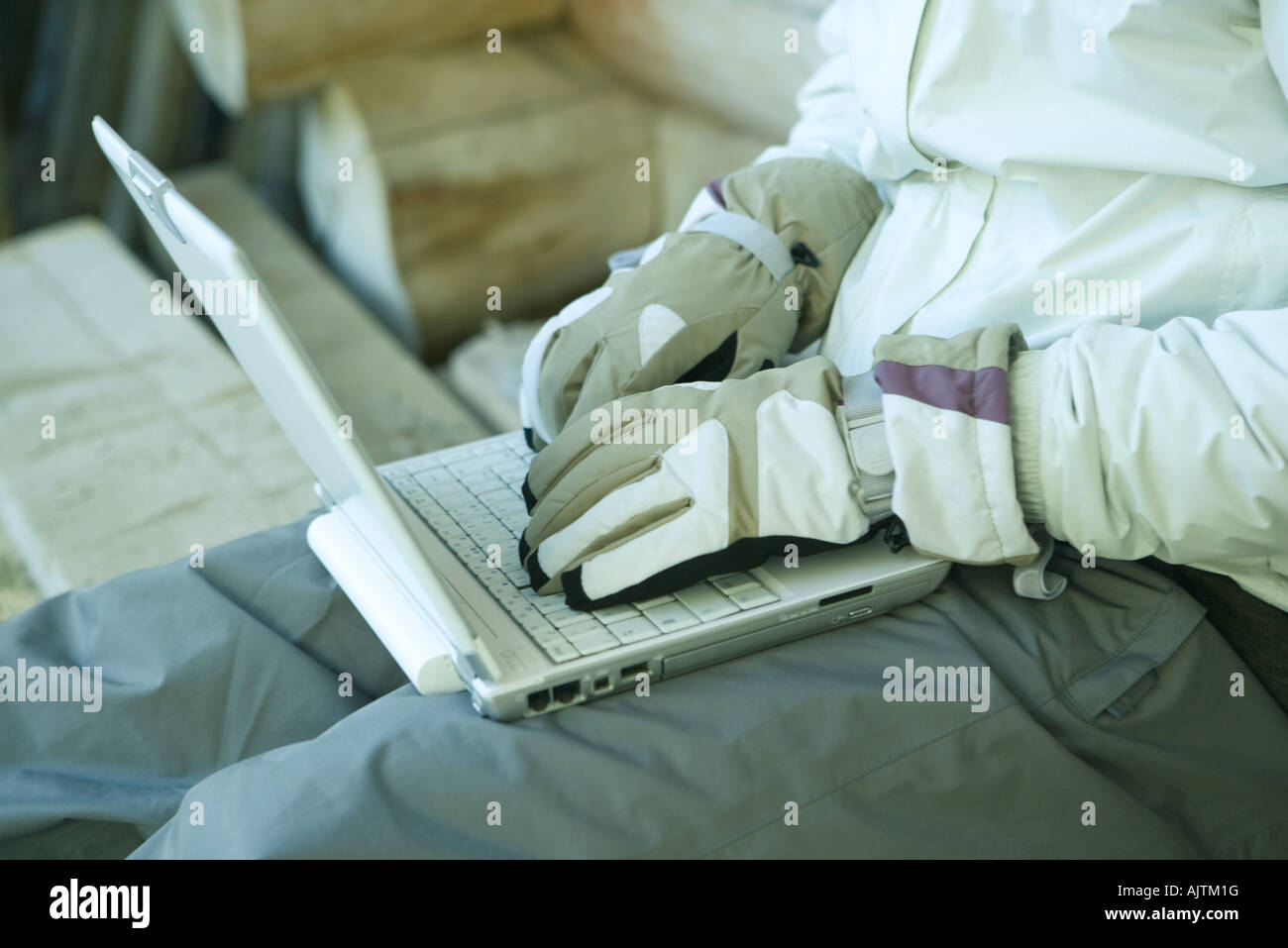 Mann mit Laptop mit Handschuhen auf Stockfoto