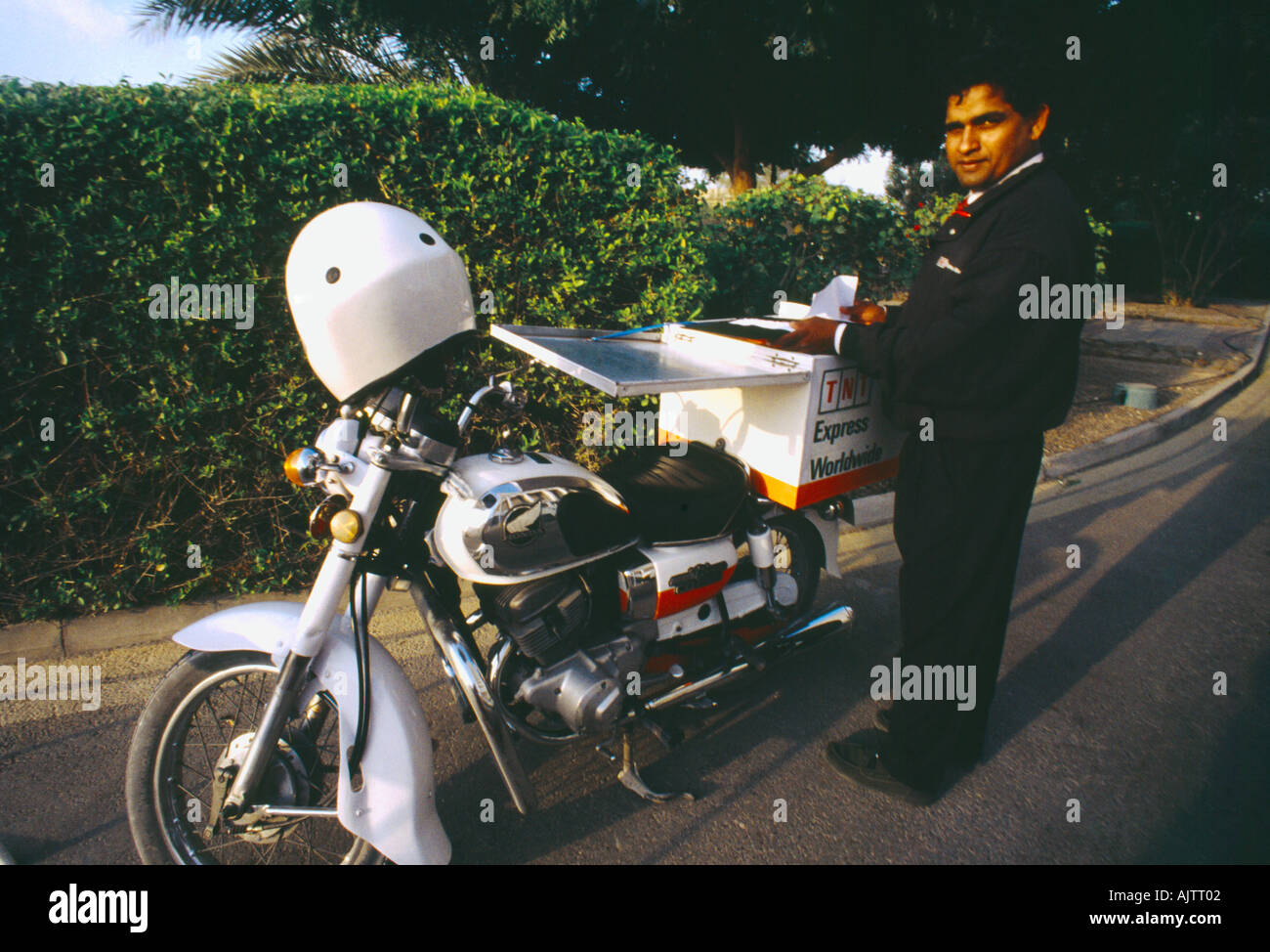 Dubai Vereinigte Arabische Emirate Tnt Express Lieferung weltweit Motorrad Stockfoto