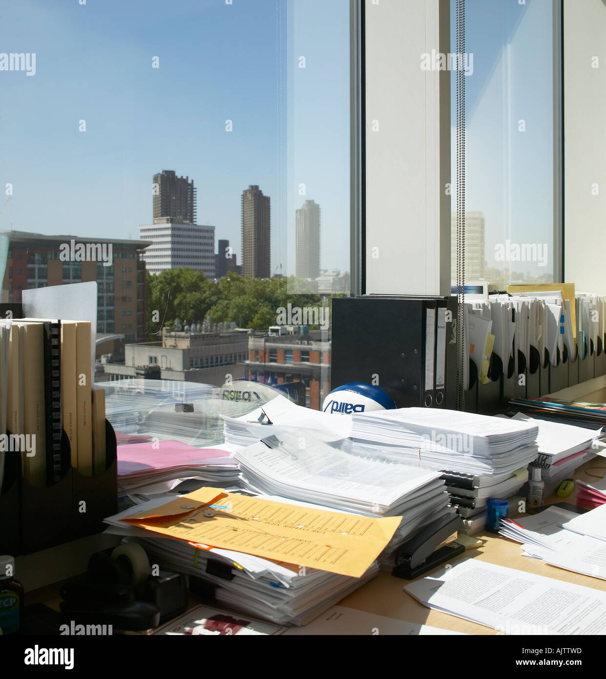 Büroalltag und Innenräume, Teil zwei. Dateien und Dokumente auf einem Schreibtisch. Stockfoto