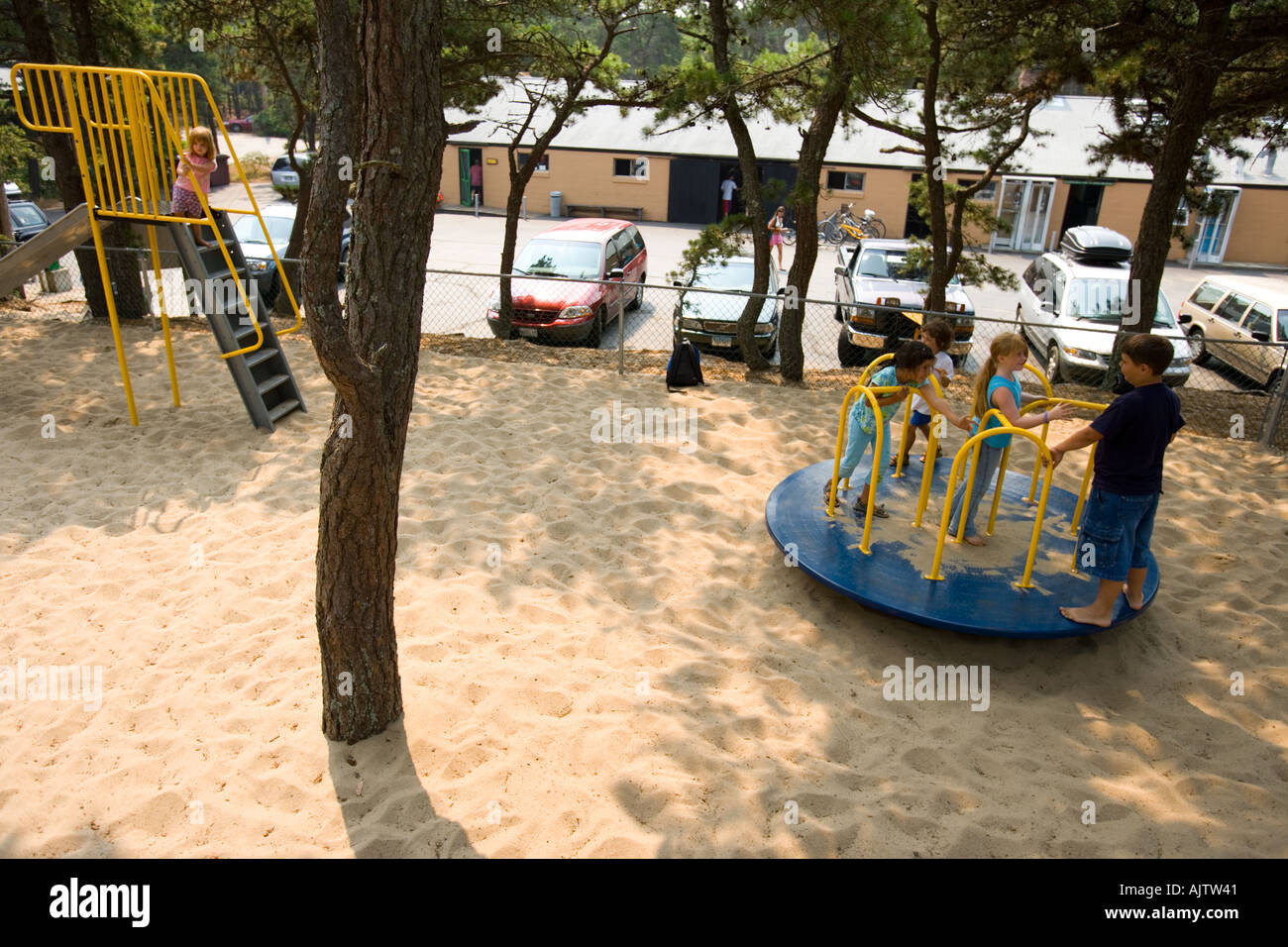 Kinder spielen auf dem Spielplatz im Norden von Highland Campingplatz in der Nähe von Cape Cod National Seashore in Truro Massachusetts Stockfoto